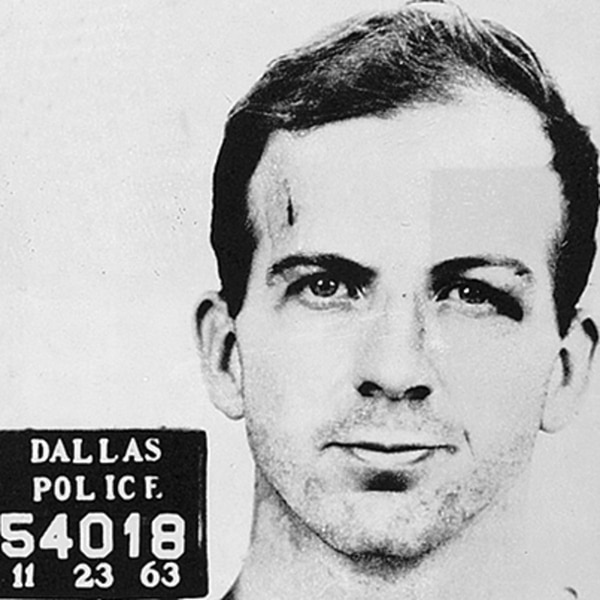 Lee Harvey Oswald fue asesinado dos días después de la muerte de JFK durante un traslado policial.