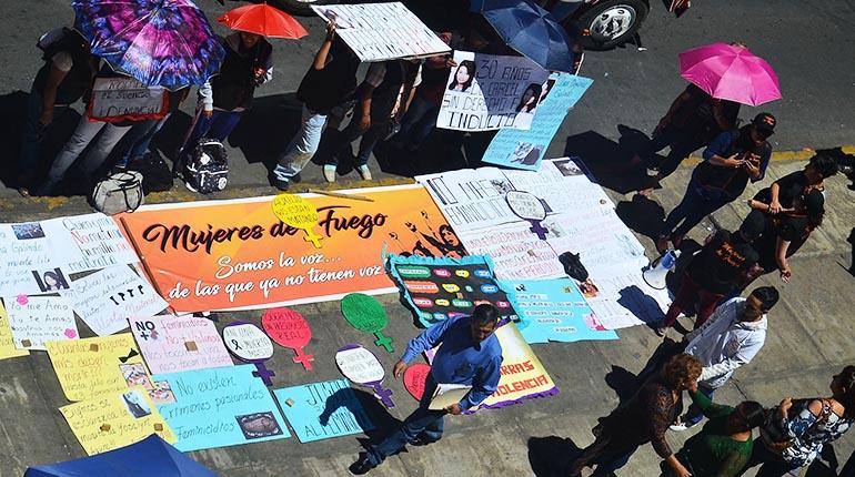 Una movilización de las activistas de la organización ciudadana “Mujeres de Fuego”, en el Tribunal Departamental de Justicia. | Carlos López