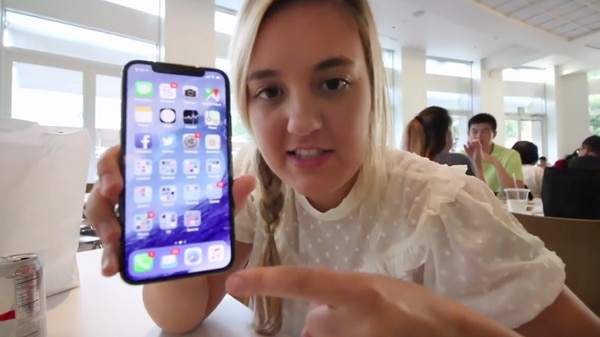 Brooke Amelia Peterson muestra el iPhone X en su video que se volvió viral