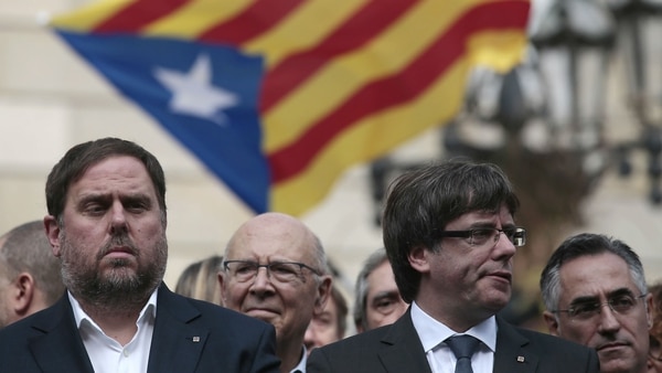 El presidente de la Generalitat, Carles Puigdemont, junto al vicepresidente catalán, Oriol Junqueras, durante un acto por independentista frente al palacio de la Generalitat en Barcelona (AP Photo/Manu Fernandez)