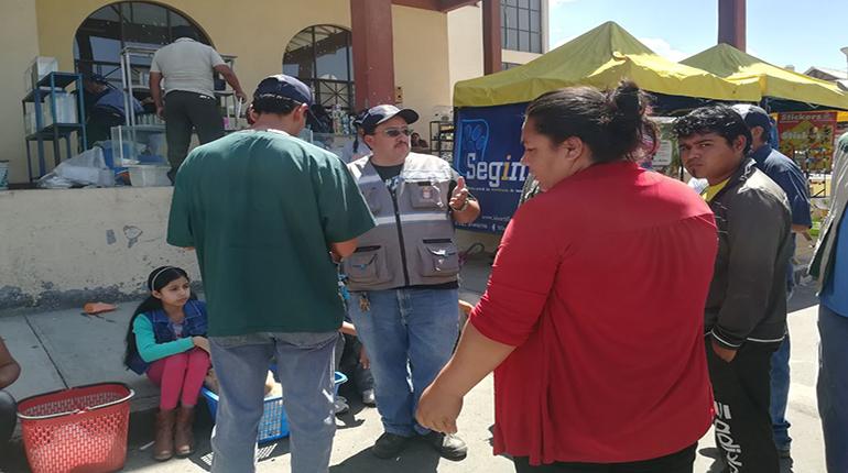 Zoonosis realiza control en mercado de mascotas. | Periodistas Cochabamba
