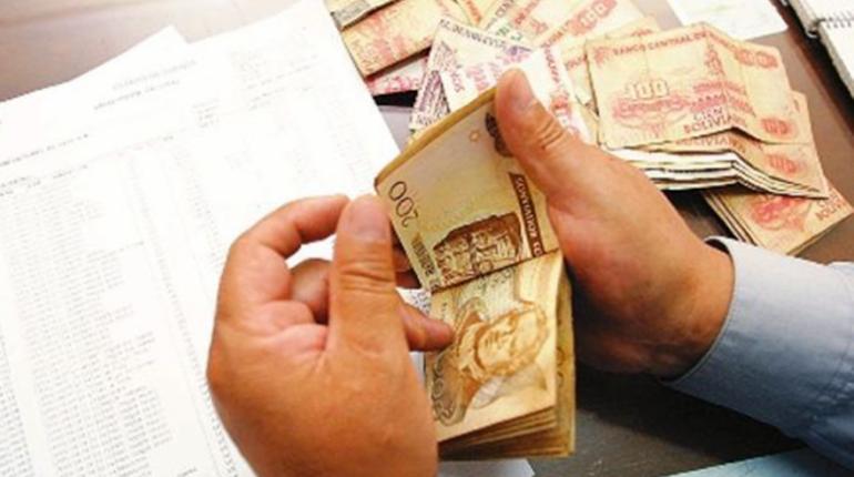 Una persona cuenta billetes. | Foto ilustrativa | Web
