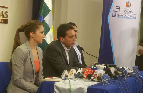 El ministro de Economía y Finanzas, Mario Guillén, y la ministra de Planificación y Desarrollo, Mariana Prado, en una conferencia de prensa.