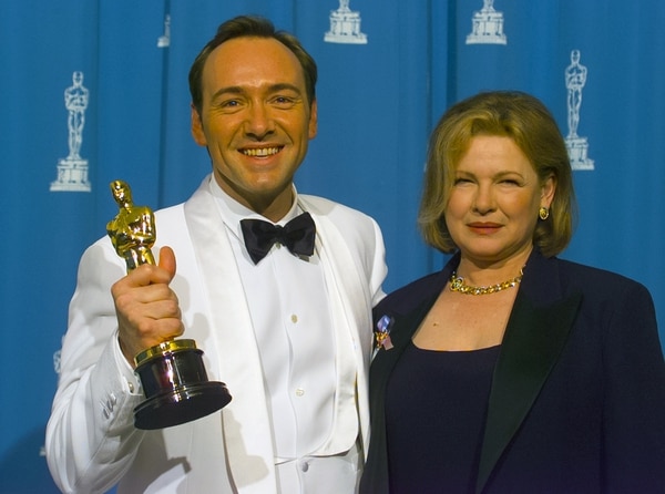 Kevin Spacey con su madre Kathleen tras ganar el Oscar por “Los sospechosos de siempre” (Bob Riha, Jr./Getty Images)