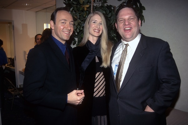 Kevin Spacey, la actriz Laura Dern y Harvey Weinstein, el productor acusado por cerca de 60 mujeres de acoso y abusos sexuales. La foto es de 1996 (Patrick McMullan/ Patrick McMullan via Getty Images)