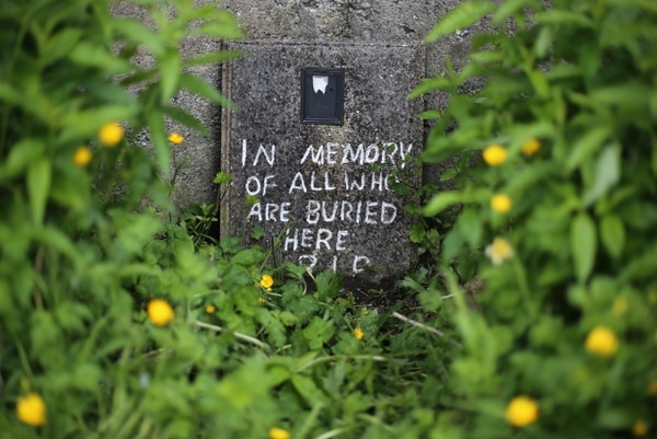 Un mensaje en el sitio donde fueron encontrados los restos de los niños en Tuam, Irlanda. (Niall Carson/PA Images via Getty Images)