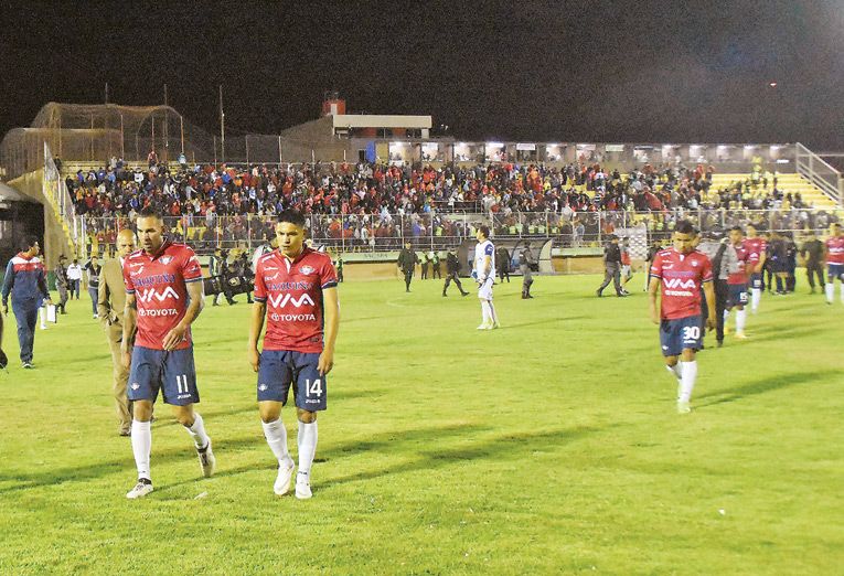 LOS JUGADORES DE WILSTERMANN DEJAN EL TERRENO DE JUEGO EN EL ESTADIO DE SACABA. OSVALDO CHACÓN