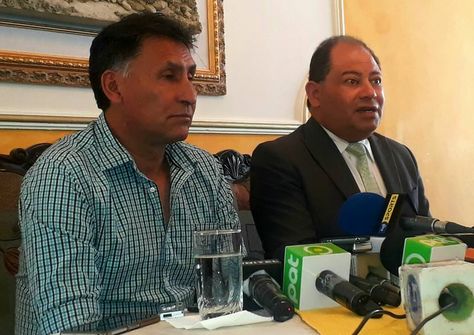 Marco Ferrufino (izq.) y el titular de Sport Boys, Carlos Romero, en la conferencia de prensa. Foto: Facebook Sport Boys