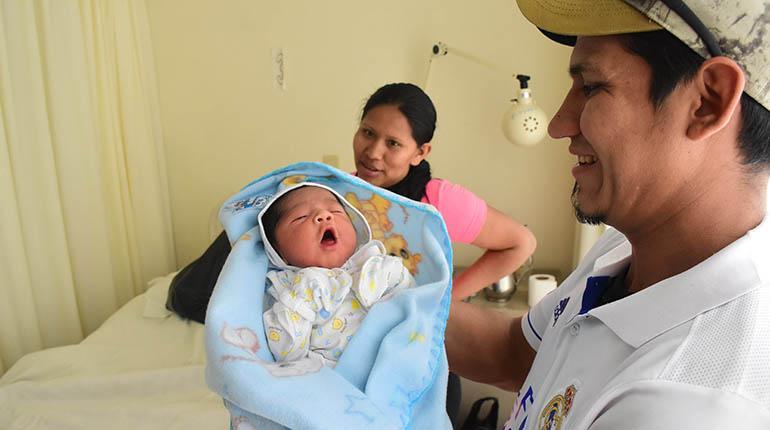 Maricela junto a su esposo y el bebé que nació en una banca, afuera del centro Sarcobamba. | Carlos López