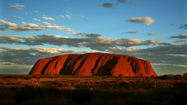 El Uluro, también conocido como Ayers Rock, está ubicado en el Parque Nacional Uluru-Kata Tjuta, en el centro de Australia (Getty Images)