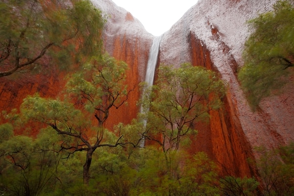 Una catarata mientras llueve en el Uluro (Mark Kolbe/Getty Images)