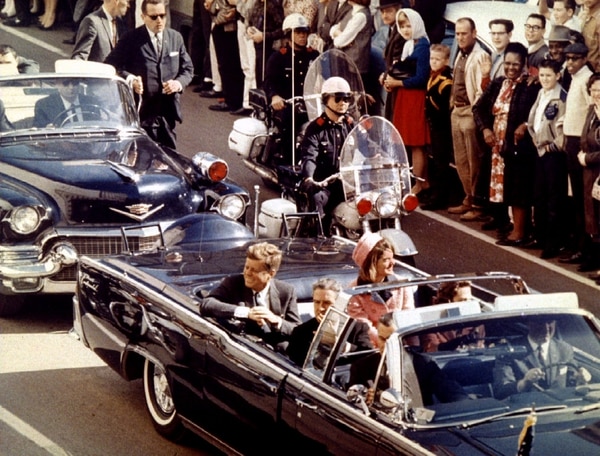 JFK y su esposa, Jacqueline Kennedy, en Dallas, el 22 de noviembre de 1963. (Reuters)