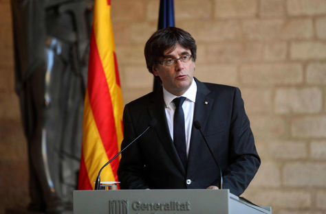 El presidente de la Generalitat, Carles Puigdemont, durante la comparecencia que ha realizado en el Palau de la Generalitat, en Barcelona. Foto: EFE