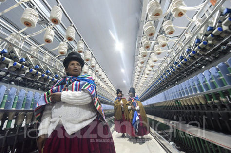 Un grupo de mujeres indígenas visita la nueva fábrica de fibra de alpaca y llama Yacana.