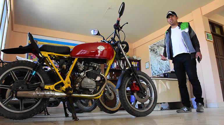 El municipio apuesta todo a su planta de desechos que ya se anota logros. Elaboran compost, abono líquido y con plásticos y metales hasta recuperan motos viejas como se ve en la foto. | Daniel James