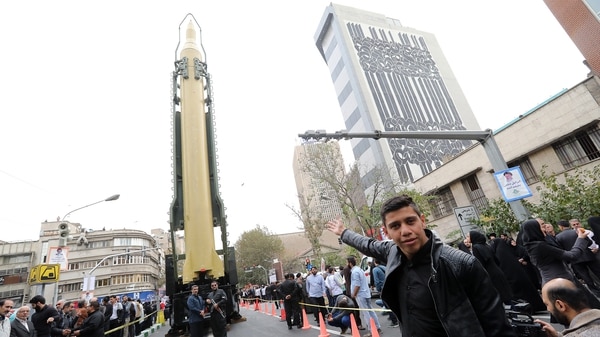 Una réplica del misil balístico Ghadr frente al lugar donde funcionaba la embajada de Estados Unidos hasta 1979 (AFP)
