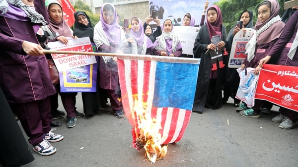 La bandera de Estados Unidos en llamas (AFP)