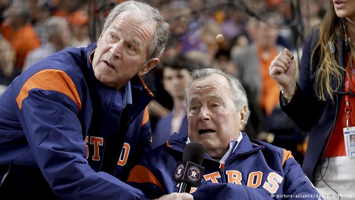 USA Expräsidenten George W. Bush und George H. W. Bush (picture-alliance/dpa/D. J. Phillip)