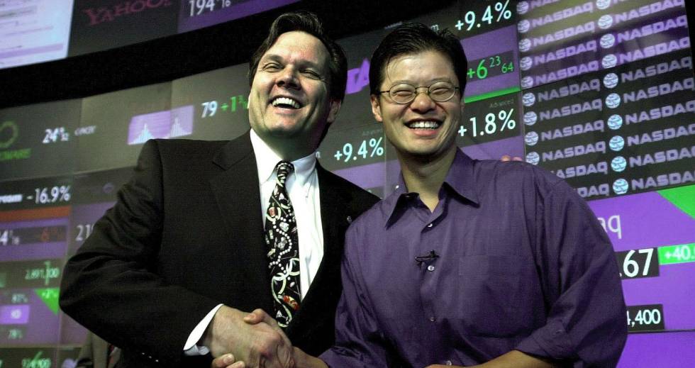 Jerry Yang (derecha), confundador de Yahoo, con un directivo del  Nasdaq, en marzo de 2000.  