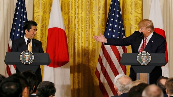 El primer ministro japonés, Shinzo Abe, junto a Donald Trump, en Estados Unidos. (Reuters)