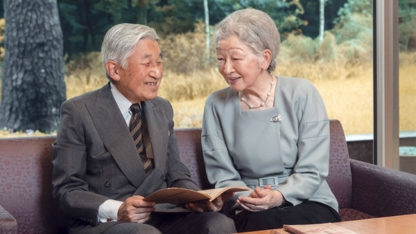 El emperador Akihito y la emperatriz Michiko en el jardín del Palacio Imperial en Tokyo (AFP)