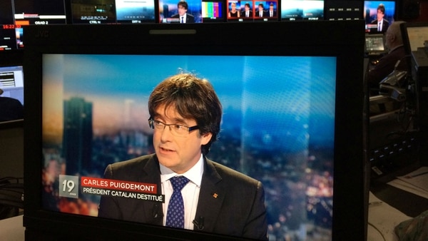 El presidente destituido del gobierno catalán Carles Puigdemont durante una entrevista en la televisión belga (Reuters)