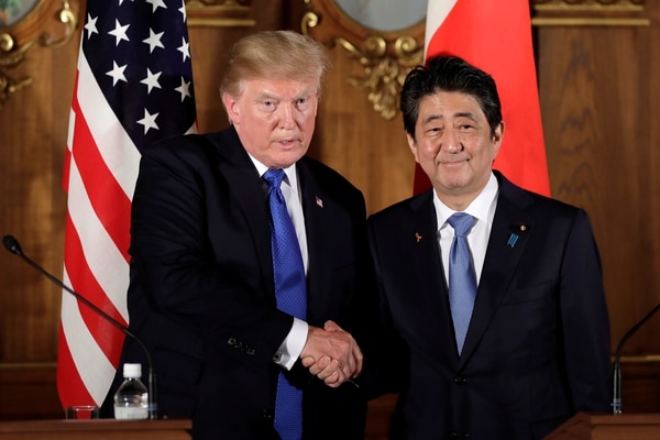 El presidente estadounidense Donald Trump con el primer ministro japonés Shinzo Abe al finalizar la rueda de prensa en Tokyo, Japón (REUTERS/Kiyoshi Ota/Pool)