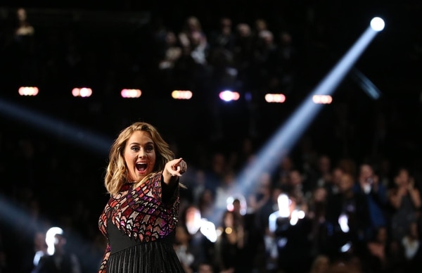 Adele cantando “Hello” (REUTERS/Lucy Nicholson)