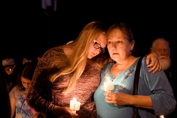 Residentes de Sutherland Springs, Texas, durante la conmemoración para las víctimas del tiroteo de este domingo (REUTERS/Mohammad Khursheed)