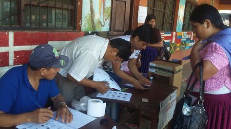 Jurados electorales en Cochabamba.