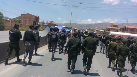 Policía interviene bloqueo de comunario en la vía Cochabamba-Oruro. Foto:Fernando Cartagena