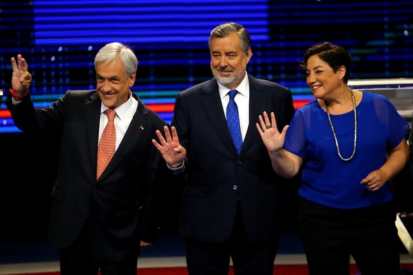 El gran favorito Sebatián Piñera junto con Alejandro Guilliery Beatriz Sanchez, sus rivales mejor posicionados en las encuestas (REUTERS/Ivan Alvarado)