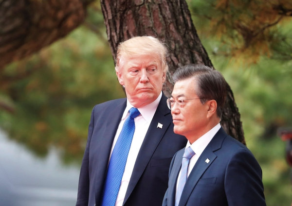 El presidente de EEUU Donald Trump junto con su par surcoreano Moon Jae-in durante la ceremonia de bienvenida en el Palacio Azul (REUTERS/Kim Hong-Ji)