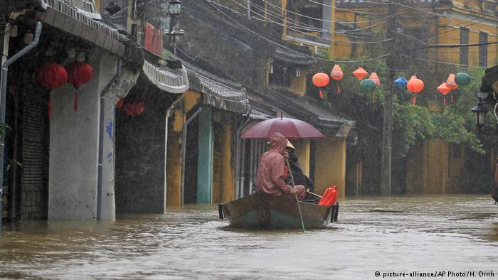 Vietnam Taifun Damrey (picture-alliance/AP Photo/H. Dinh)