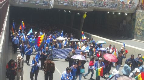Militantes del MAS en la marcha que respalda la repostulación de Morales en La Paz.