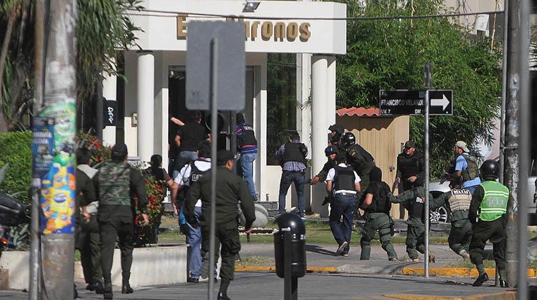 Uniformados ingresan a la joyería Eurochronos después del enfrentamiento con los atracadores el pasado 13 de julio, en Santa Cruz. | EL DEBER