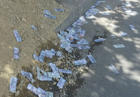 Los volantes, forma de billetes, que fueron lanzados durante las marchas del MAS en La Paz. Foto. La Razón