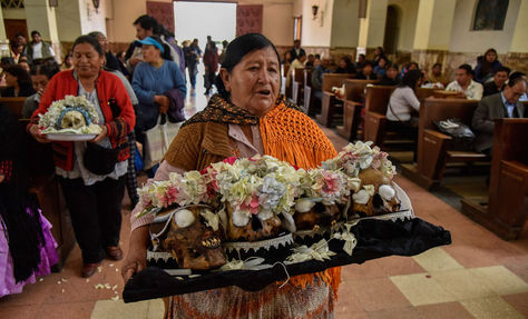 Devota de las ñatitas en la Iglesia del Cementerio General de La Paz