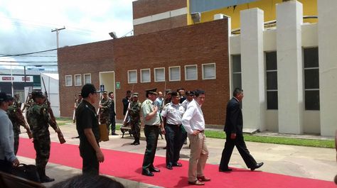 El canciller Huanacuni (d) y el ministro Sánchez (c) en su inspección a las instalaciones de Expocruz.