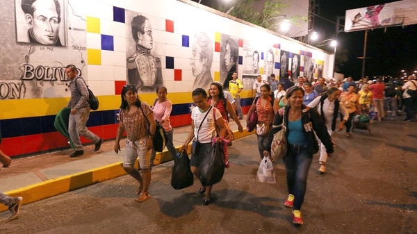 Venezolanos ingresando a Colombia para buscar alimentos (EFE)