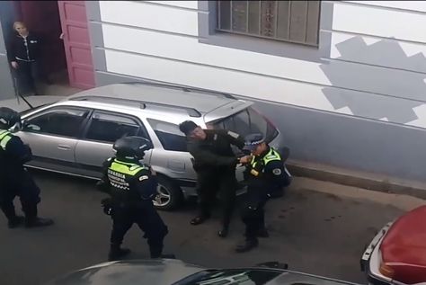 El policía agrade a un guardia edil luego de ser sancionado por estacionar en lugar prohibido.
