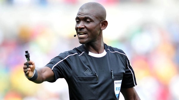 El árbitro Joseph Odartei Lamptey fue suspendido de por vida por su error en Sudáfrica-Senegal