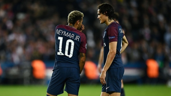 (AFP) Edinson Cavani y Neymar en una pelota parada