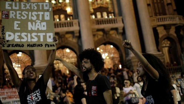 Miles de personas salieron este viernes a las calles de Río de Janeiro a protestar. (Reuters)