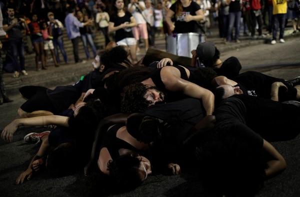 Los manifestantes durante la protesta en Río. (REUTERS/Ricardo Moraes)