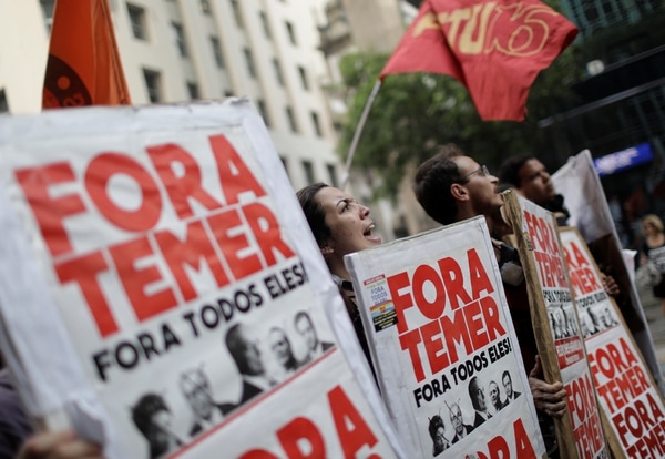 “Fora Temer” o “Fuera Temer”, uno de las consignas más populares contra el presidente de Brasil también se vio en la protesta de este viernes en Río. (REUTERS/Ricardo Moraes)
