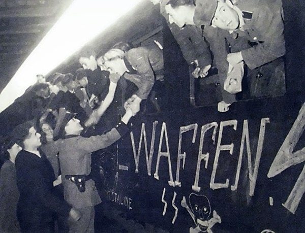 Los soldados formados bajo la Waffen SS no fueron ni más valientes ni más bravos que sus pares de la tradicional fuerza regular militar alemana. Sólo los distinguía su emparentamiento ideológico con el nazismo