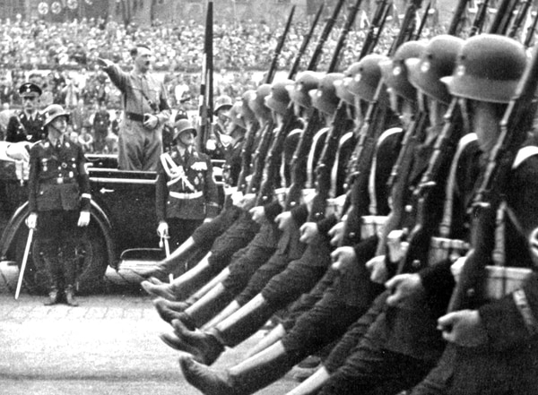 La propaganda y el lobby interno de Himmler hicieron que Adolf Hitler sintiera debilidad por las tropas de la Waffen SS, unos asesinos ideologizados al servicio del Tercer Reich