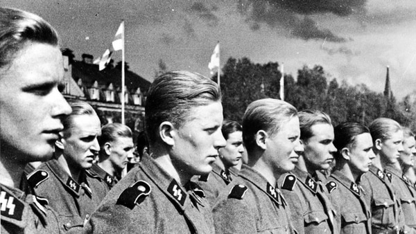 Pureza racial, pureza ideológica. La Waffen SS fue una fuerza político-militar que respondía directamente a los altos mandos del Partido Nacionalsocialista. Decían configurar una elite de pureza aria