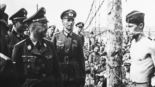 El temible Heinrich Himmler en un campo de prisioneros de guerra (Getty Images)